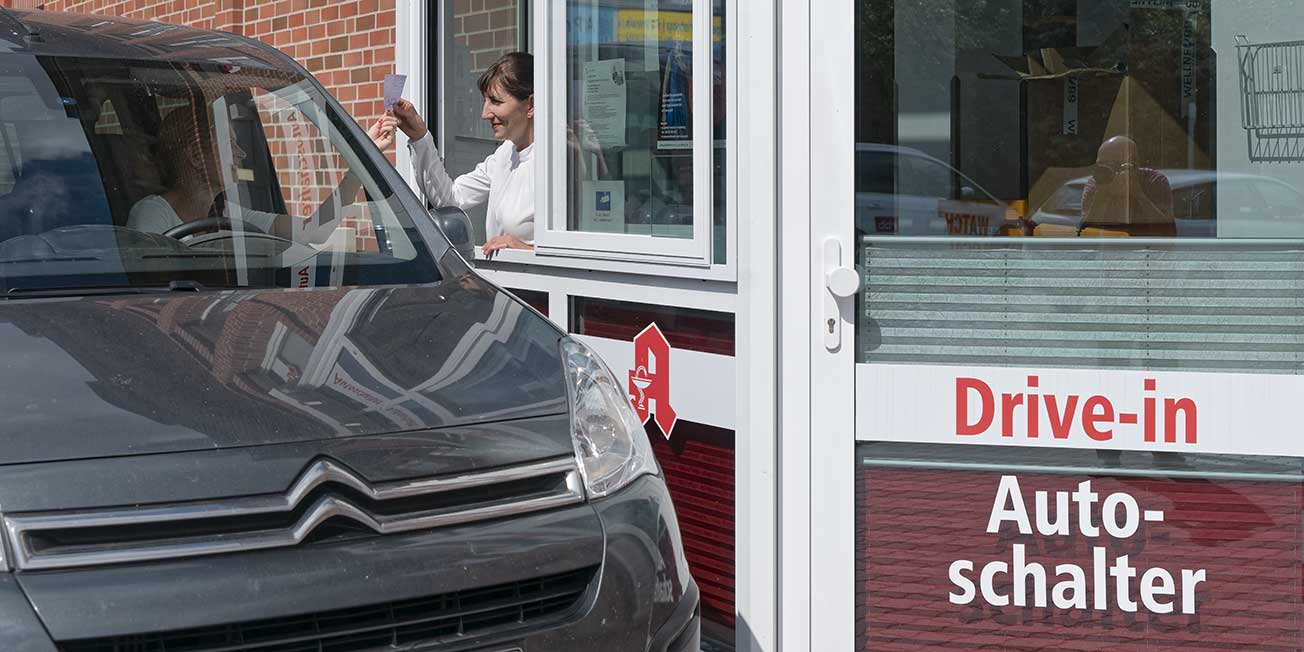 Der Autoschalter der Roland Apotheke Perleberg